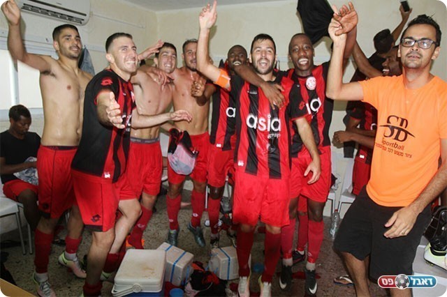 שחקני חדרה חוגגים בחדר ההלבשה (שלומי גבאי)